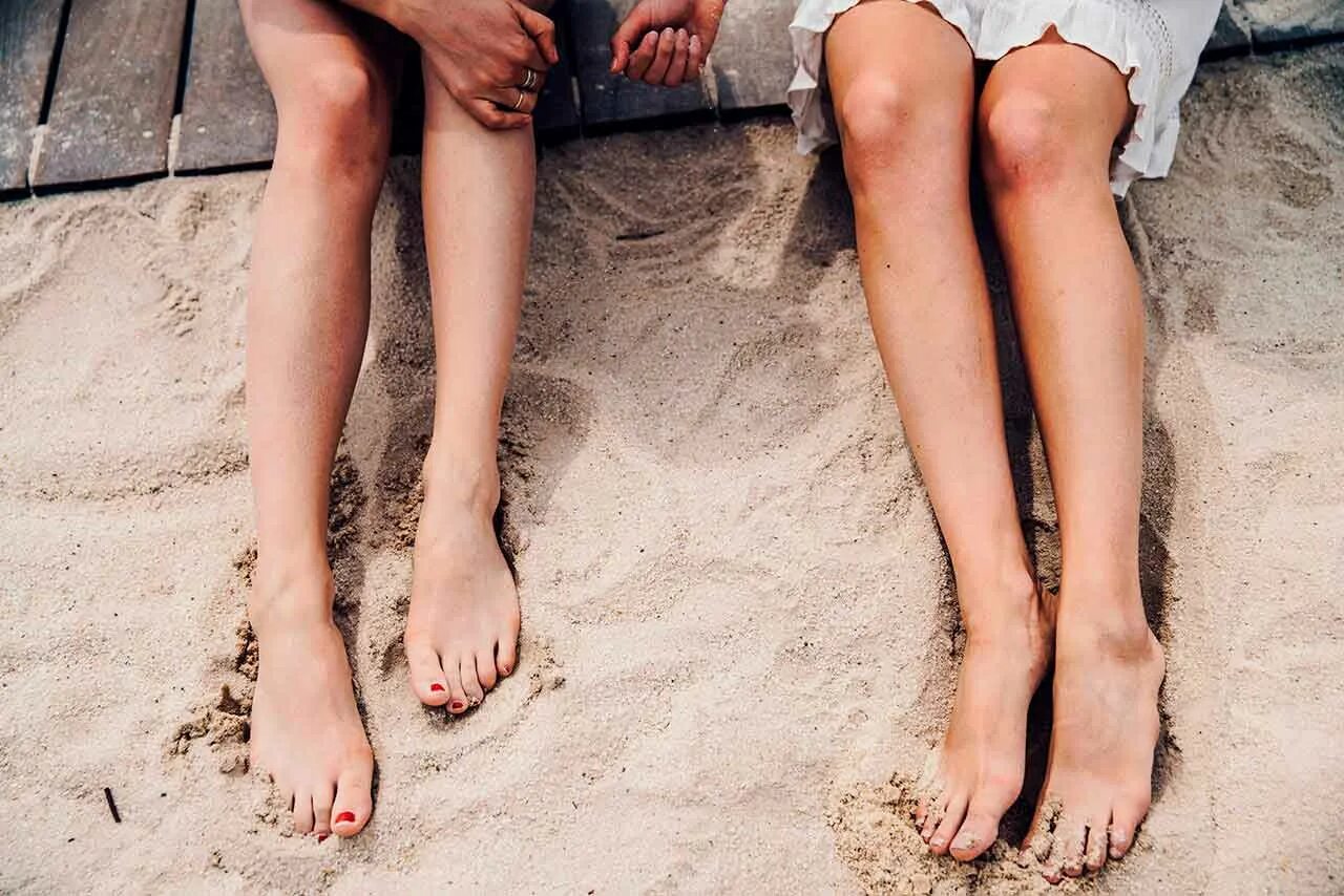Ноги ее были видны. Ноги в песке. Ноги на белом песке. Ноги на песке фото. Ходьба по песку женские ноги.