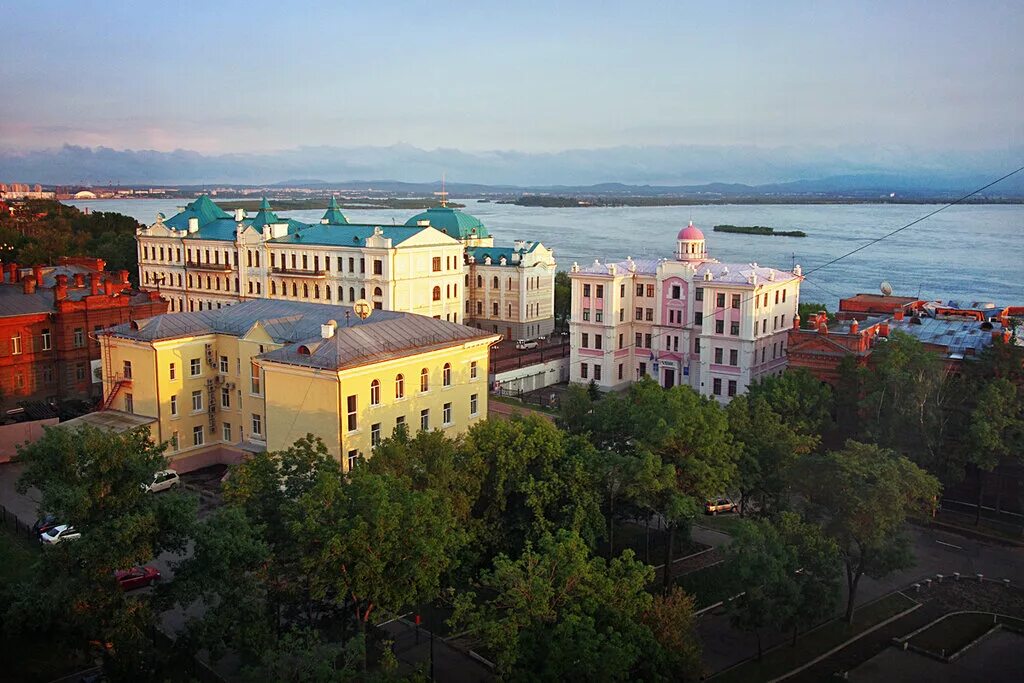 Городской сайт хабаровска. Гостиница Амур Хабаровск. Хабаровск вид с Амура. Хабаровск вид на море. Хабаровск из окна.