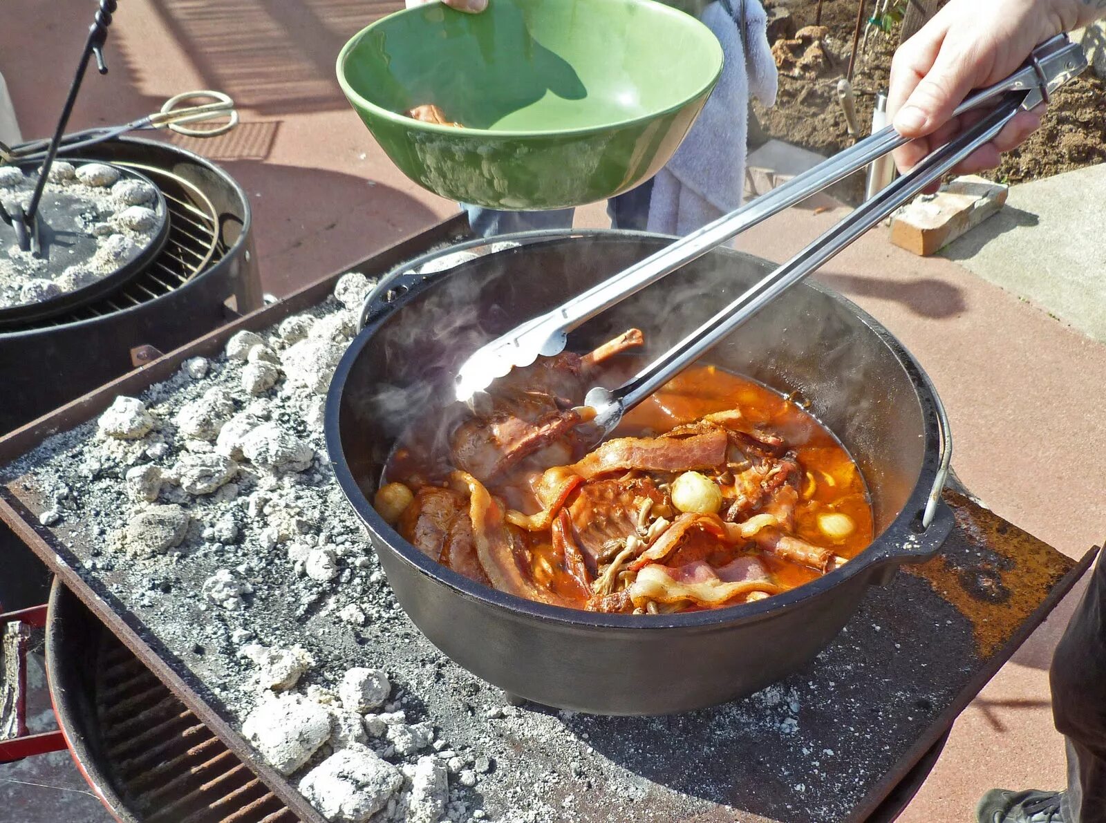 Казаны вкусно. Блюда в казане на костре. Казан на костре. Мясные блюда в казане на костре. Готовка в казане на костре.