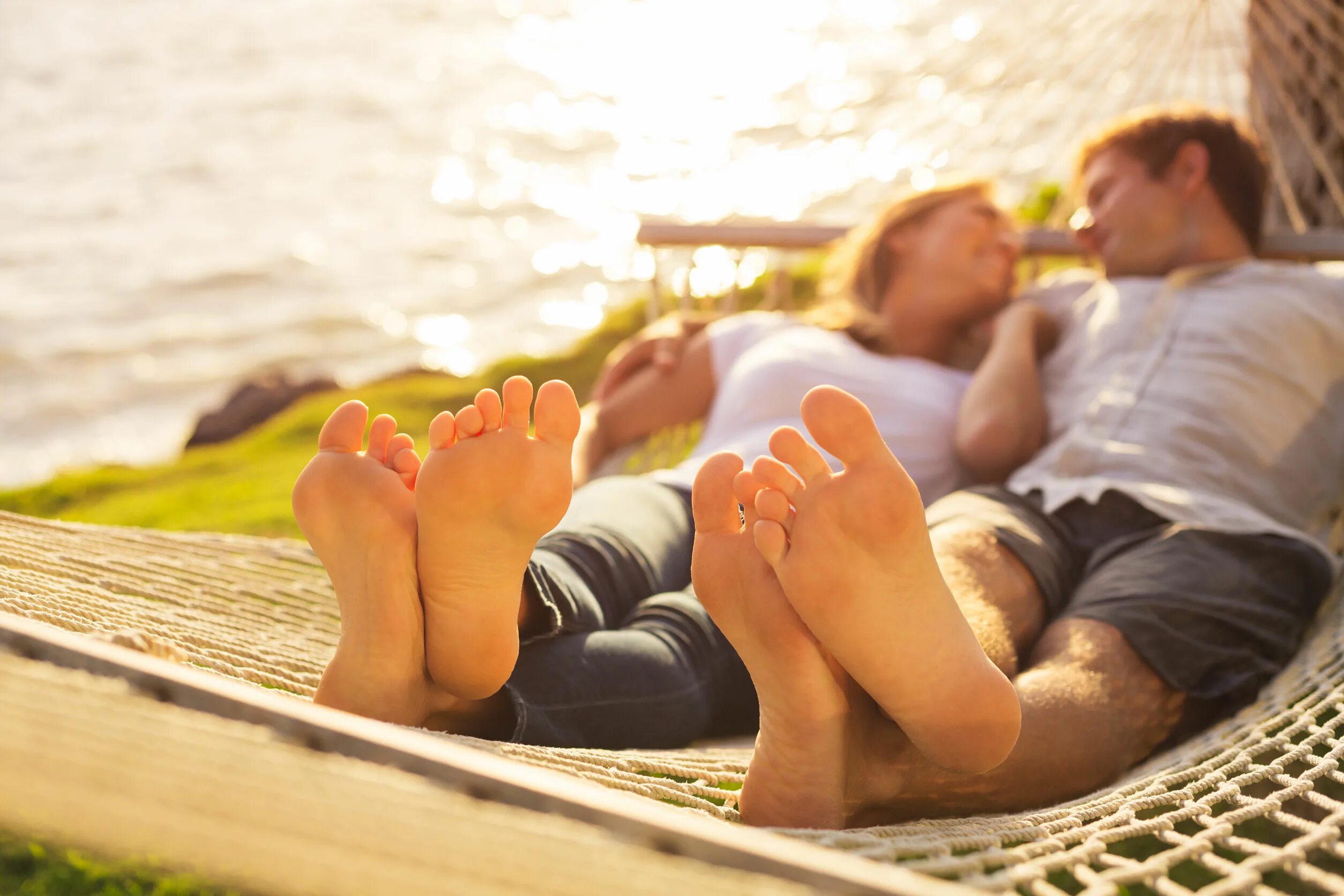 Couples feet. Влюбленные босиком. Ступни пары. Влюбленная пара ноги. Босые ноги влюбленных.