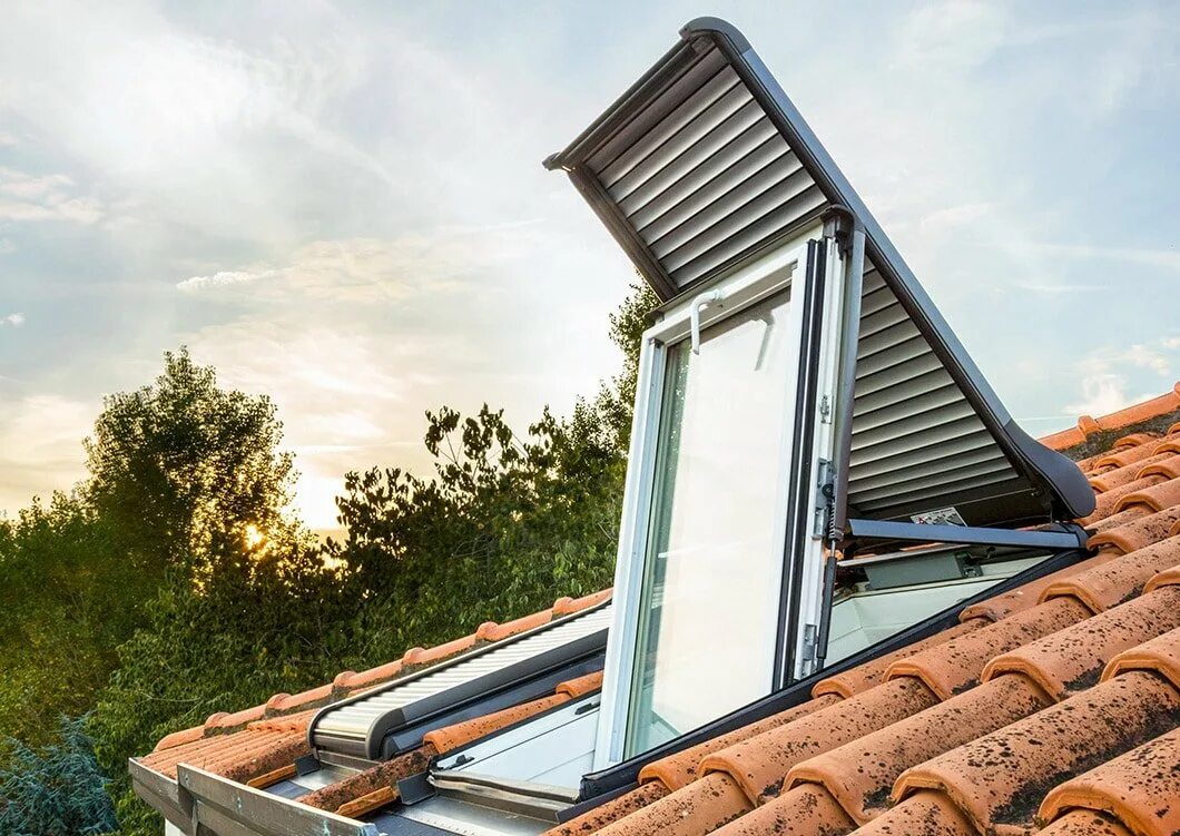 Мансардное окно velux. Мансардные балконы велюкс. Окна прямо в крышу. Мансардные окна дормер. Окна прямо в крышу.