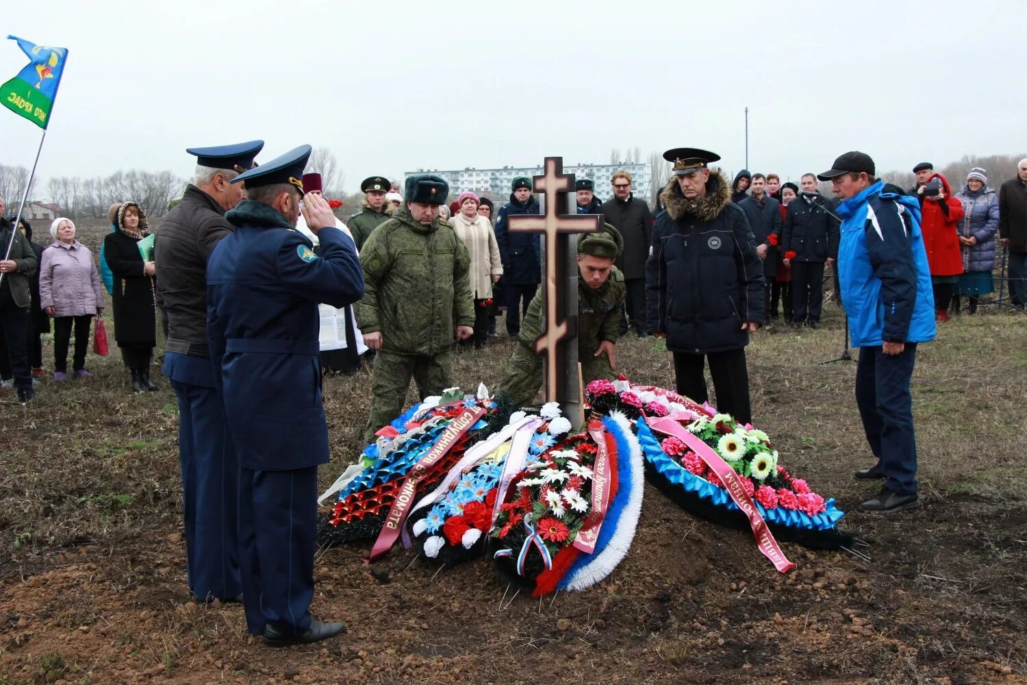 Сколько погибло в саратовской области. В Балашове перезахоронили лётчиков. Перезахоронение останков. Могила перезахоронение. Перезахоронение кладбища.