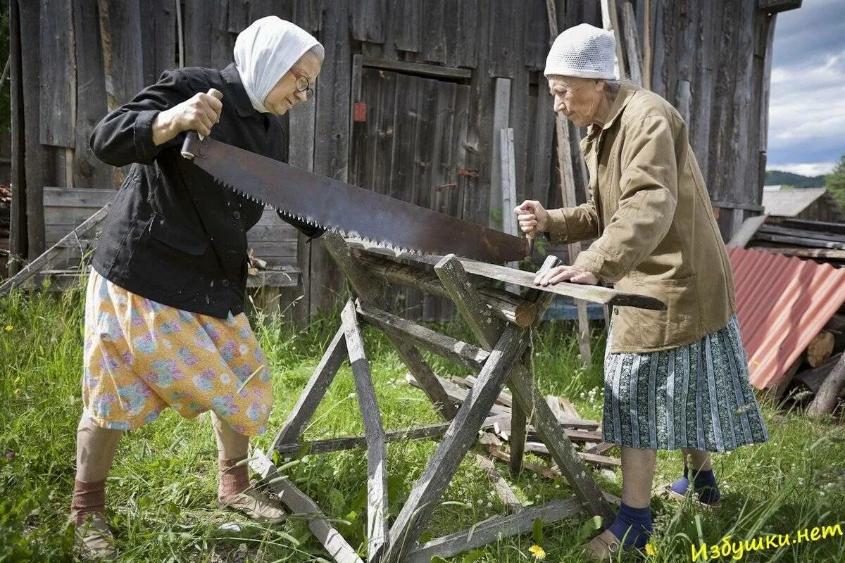 Пенсионеры в деревне. Жизнь в деревне. Деревенские жители. Деревня жителей. Они колят дрова