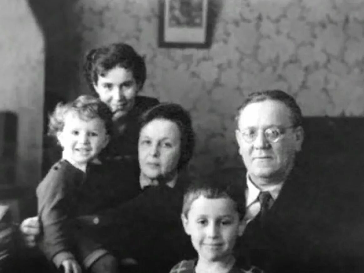 Родители и дети писатели. Семья Самуила Яковлевича Маршака.