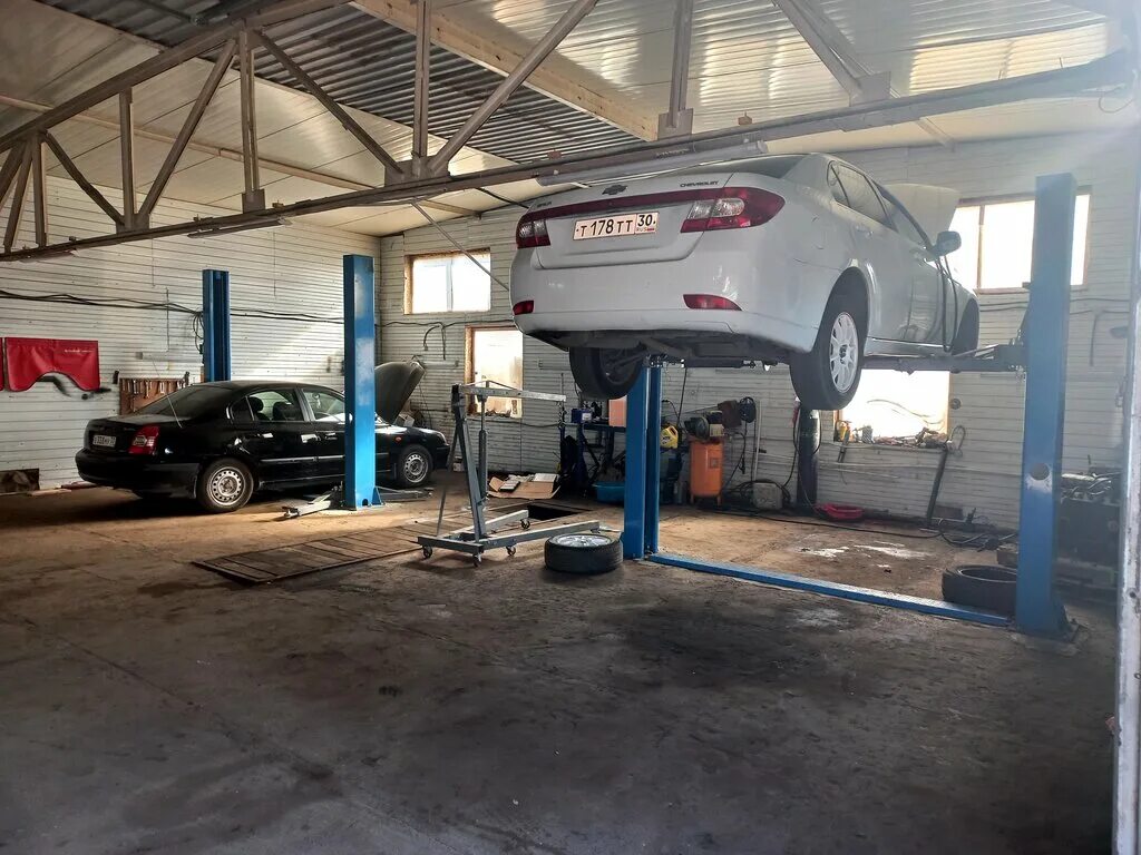 автосервис астрахань. офис автосервиса. автосервис астрахань. машина в автосервисе. автосервис легион.