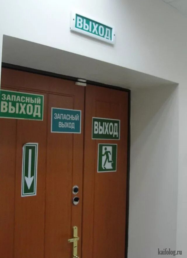 Лифтовые противопожарные двери. Эвакуационная дверь. Запасный выход в здании. Запасный выход в здании. Эвакуационная дверь.