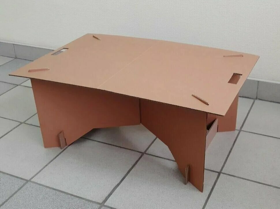 стол из коробок. картонный стол. мебель из гофрокартона. картонный столик. картонный походный стол.