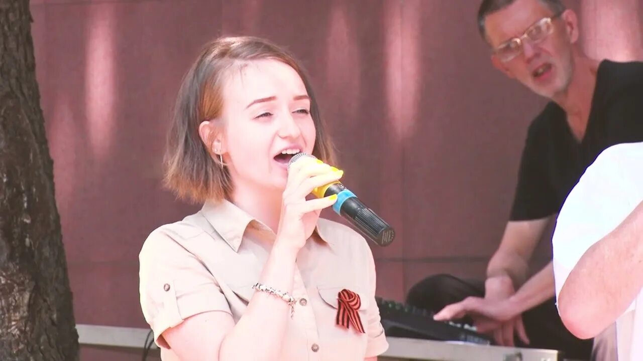 Песня встанем исполняет шаман