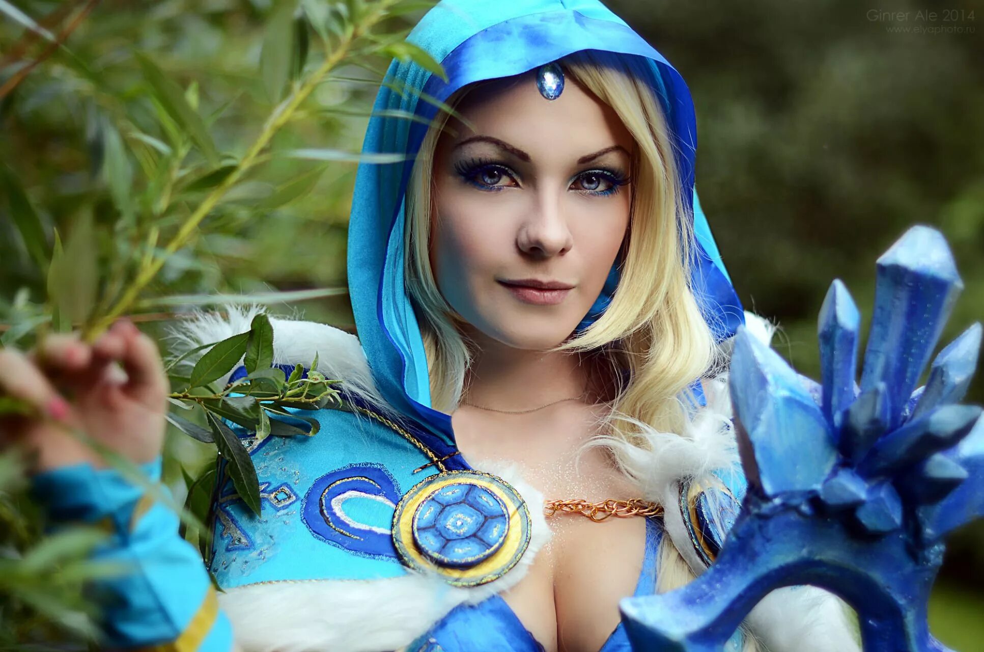 Кристал мейден. Дота 2 Crystal Maiden. Crystal Maiden Dota 2 косплей. ЦМКА дота 2.