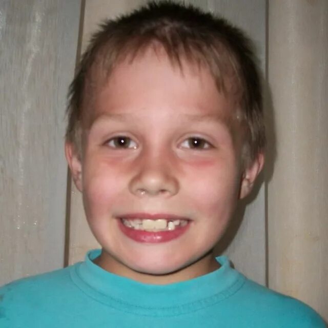 Сфоткай семилетнего мальчика. Пропал мальчик калининград. Покажи как семилетний мальчик. Семилетний мальчик. Мальчик в майке на улице.