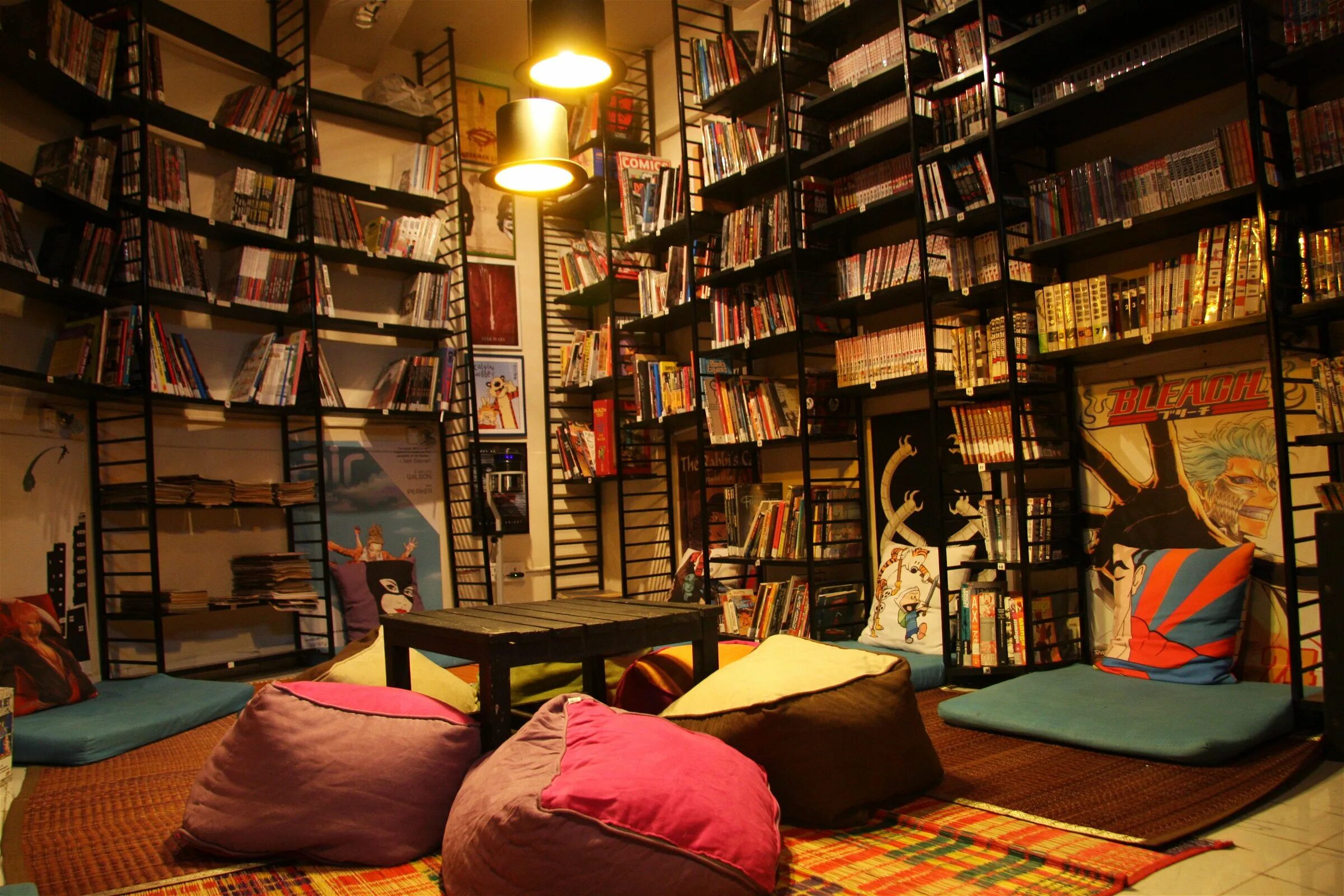 Книжное кафе. Уютное кафе с книгами. Книжный магазин кафе. Уютная библиотека. Книжный магазин набережные