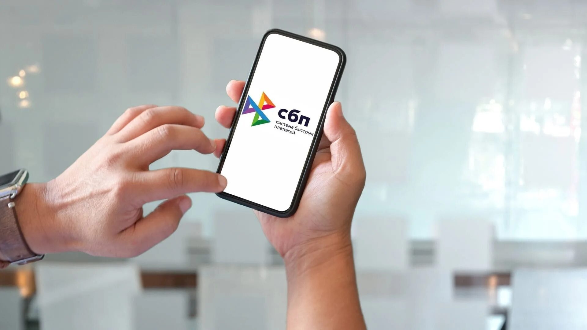 Держит тел 5. Девушка держит телефон в руке. Смартфон в женской руке. Держит телефон. Рука держит смартфон.