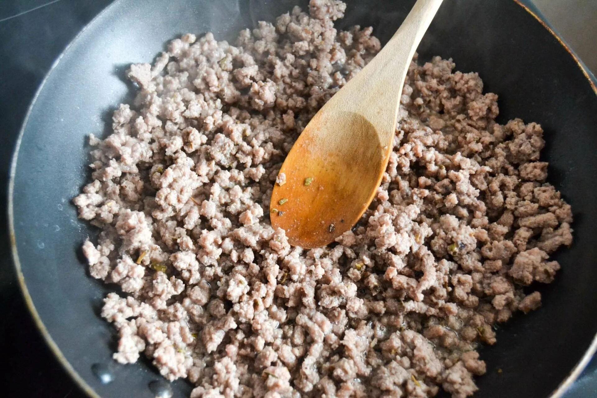 Пережаренный фарш. Фарш на сковороде. Сколько жарить свиной фарш. Фарш на сковороде. Фарш готовый.