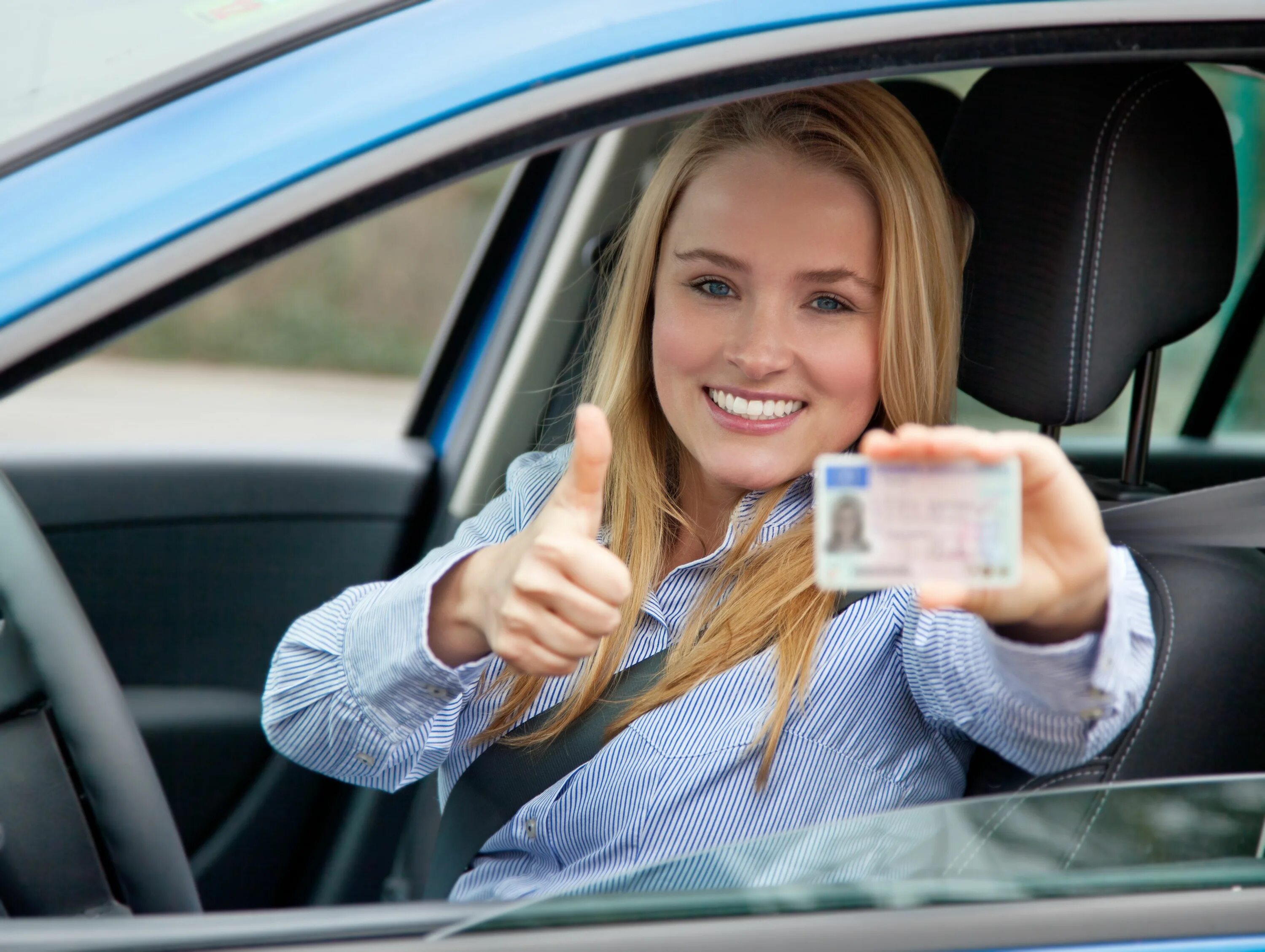 Напиши по образцу drive a car she. Девушка с правами. Красивая девушка с правами. Человек с водительскими правами.