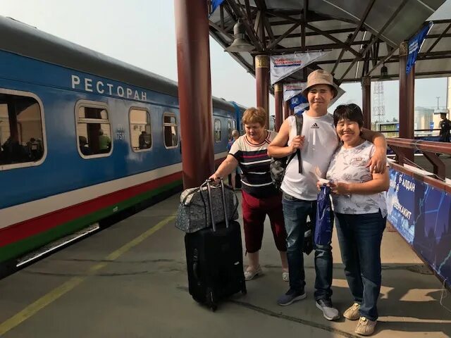 Якутия поезд. Новосибирск якутск поездом. Поезд москва муром. Вокзал новосибирск главный зимой. Эп20 на станции омск-пассажирский.