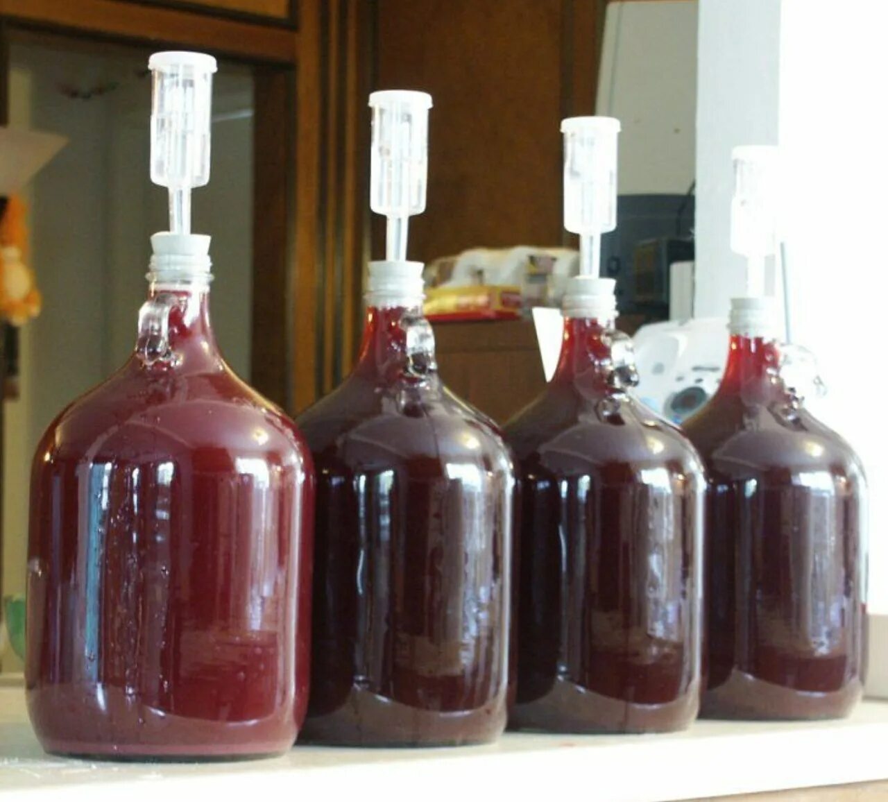 Домашнее вино. Забродившее вино. Можно ли продавать домашнее вино. Вино в пластиковых бутылках. Самодельное вино.