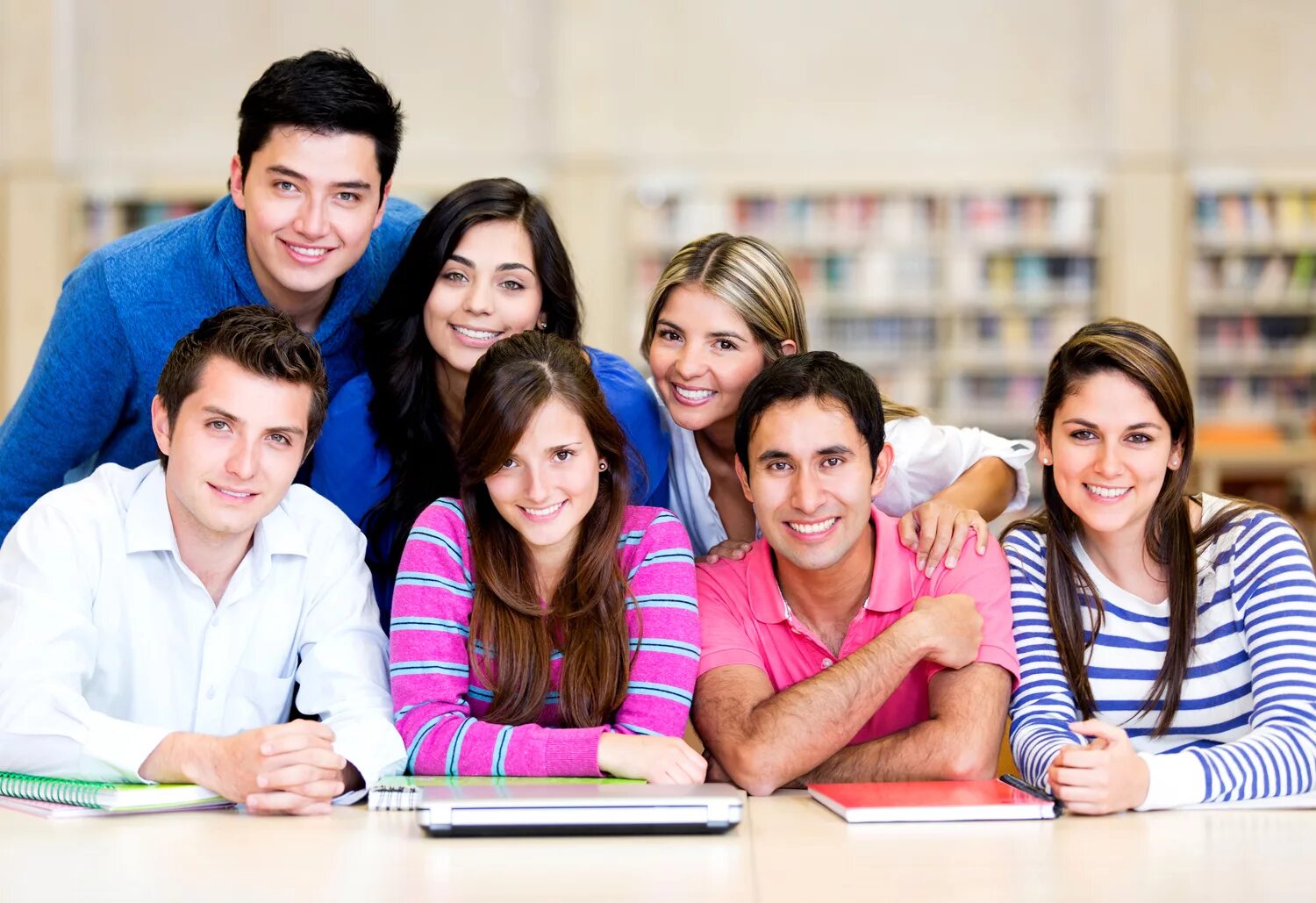 Final students. Красивый студент. Фотосессия студентов. Группа студентов. Счастливые студенты.