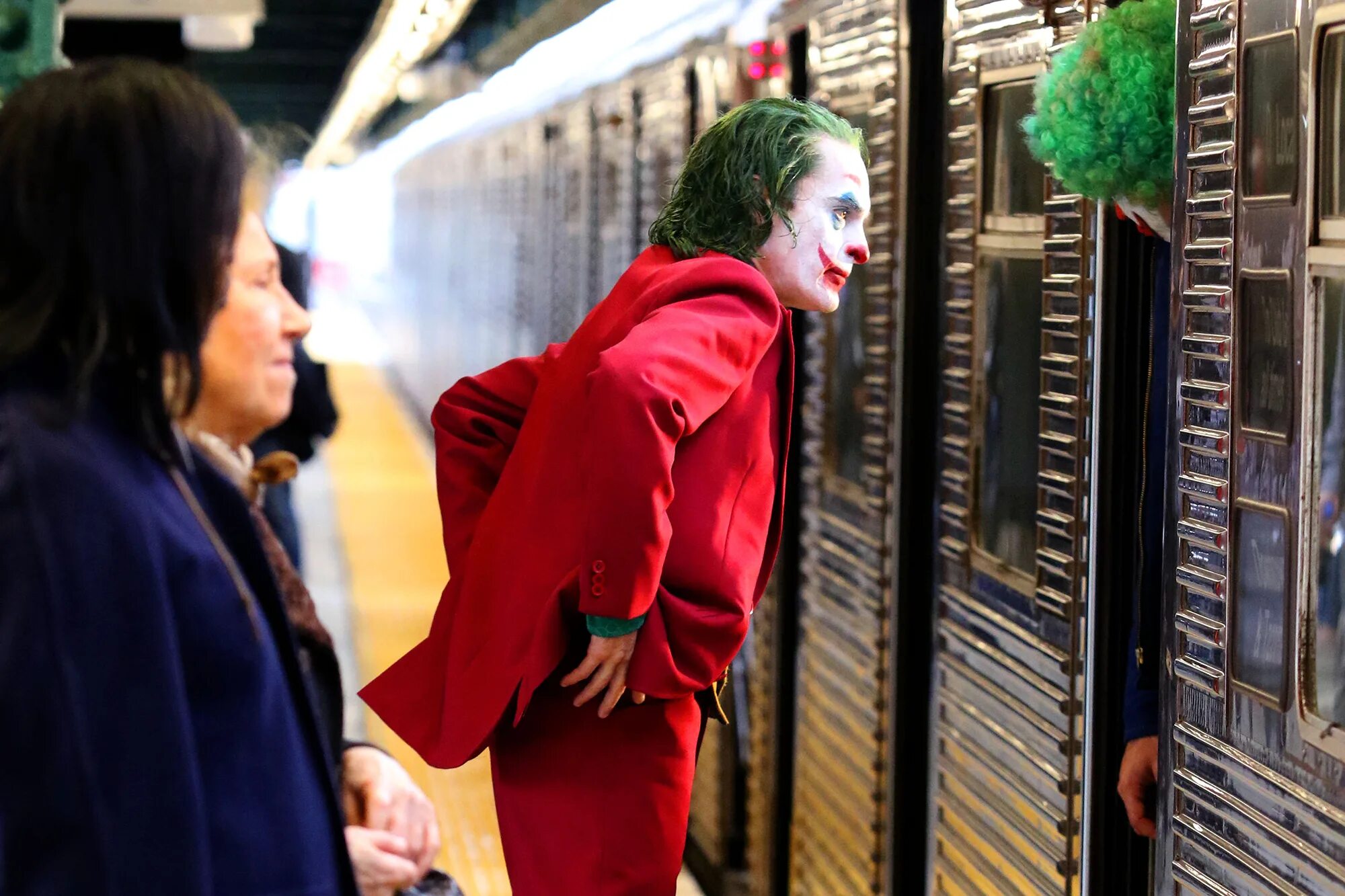 Новые кадры. Хоакин Феникс в метро. Джокер в метро кадры. Joker Subway Joaquin.