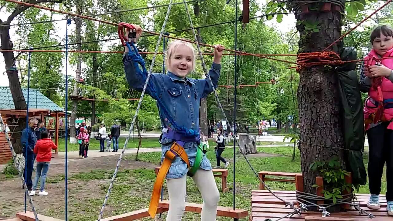 1 мая луганск. Парк 1 мая луганск. веревочный парк луганск парк горького. сад первого мая луганск. полоса препятствий в парке.