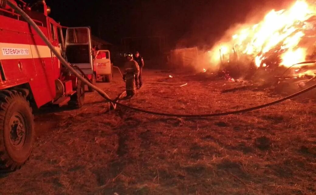 Пожар 10 октября. Пожар 10 октября. Огонь пожар. Пожарные тушат. Пожар 10 октября.