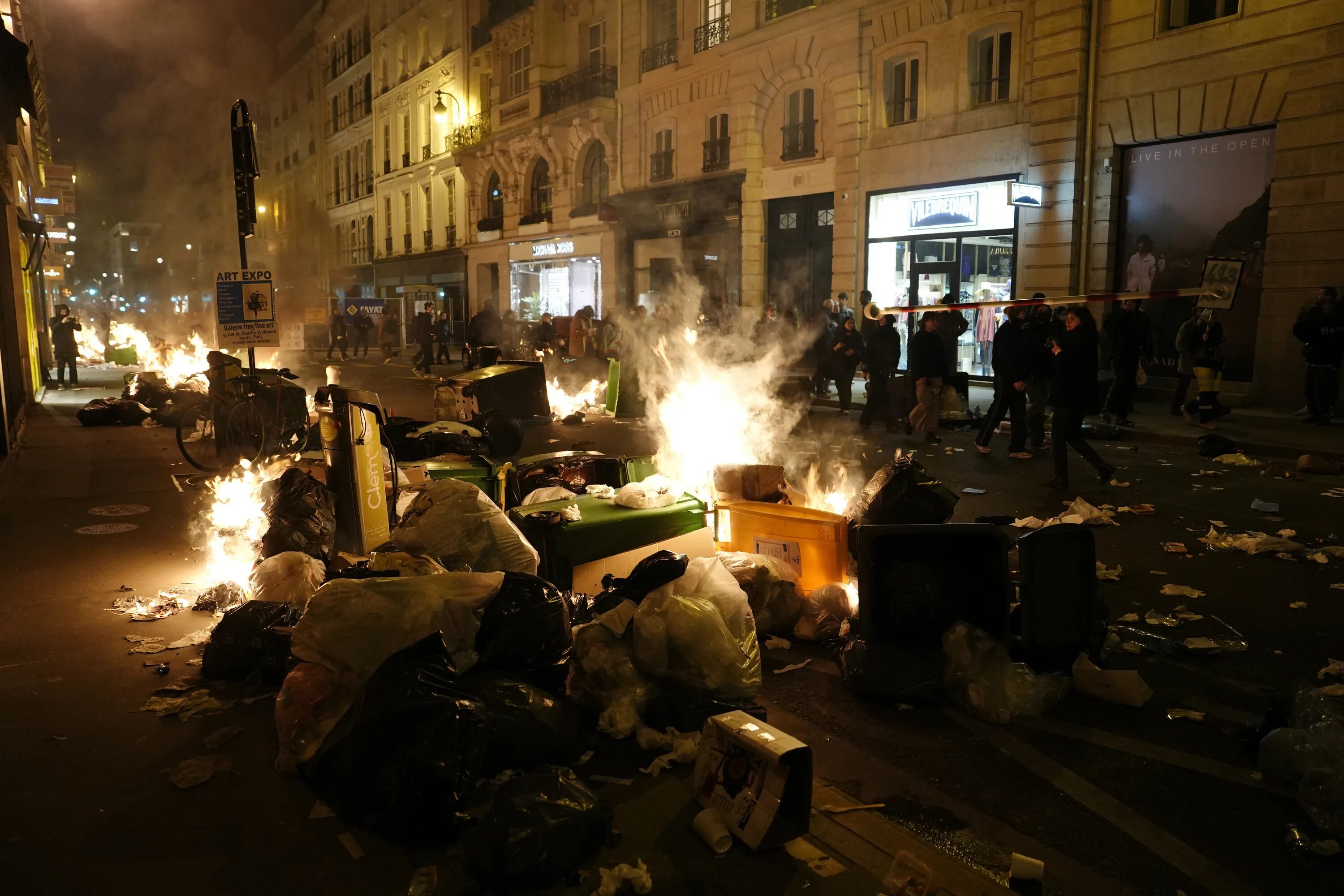 Французы сегодня. Пожары на улицах Парижа. Протесты во Франции.