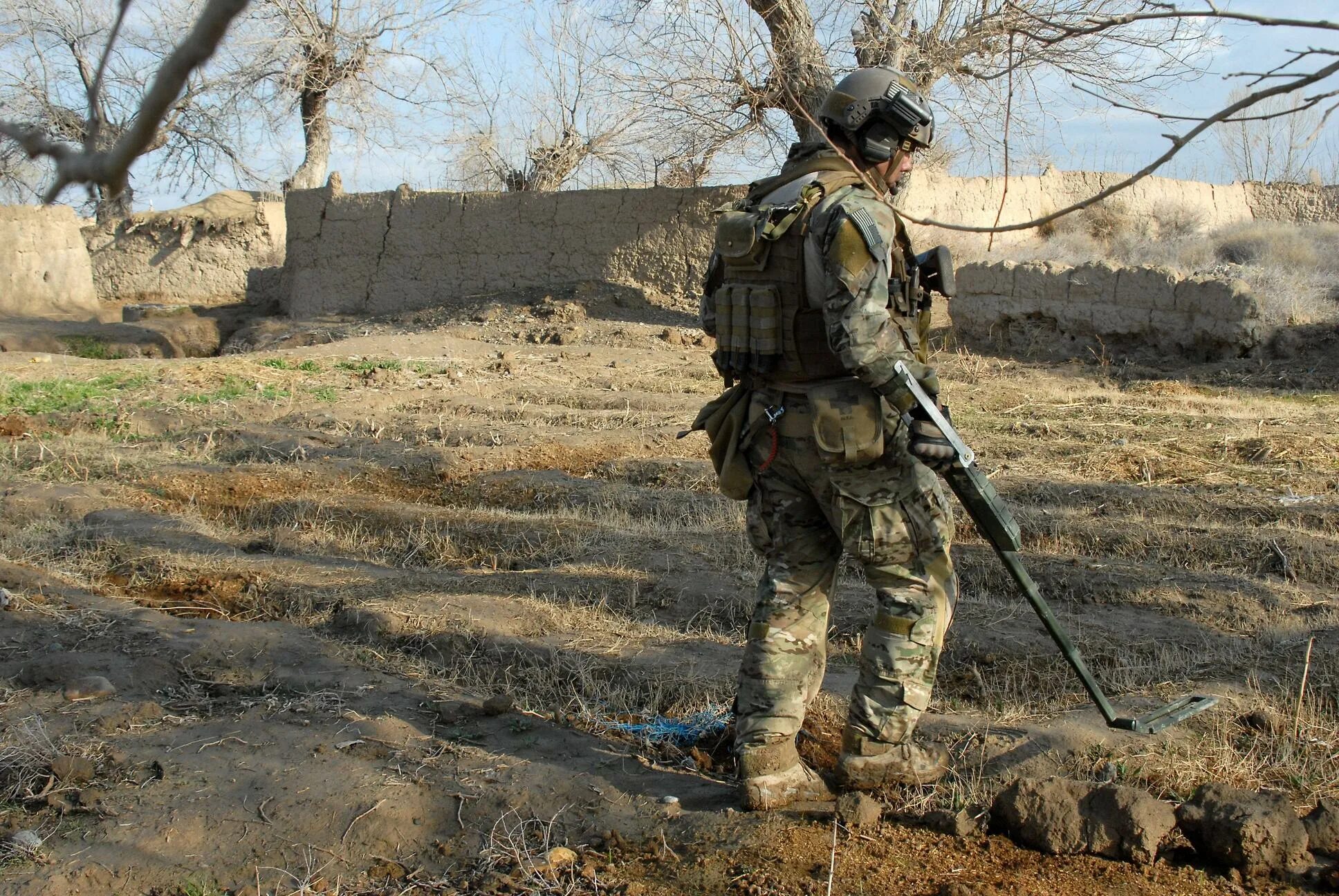 Сапер оператор. Робот уран-6 в сирии разминирование. Разминирование местности. Сапер оператор. Российские саперы в сирии экзоскелет.