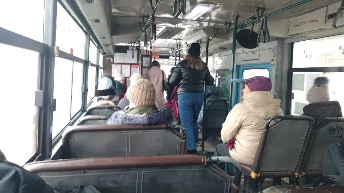 Автобус начинает двигаться и через 10. Автобус начинает двигаться и через 10