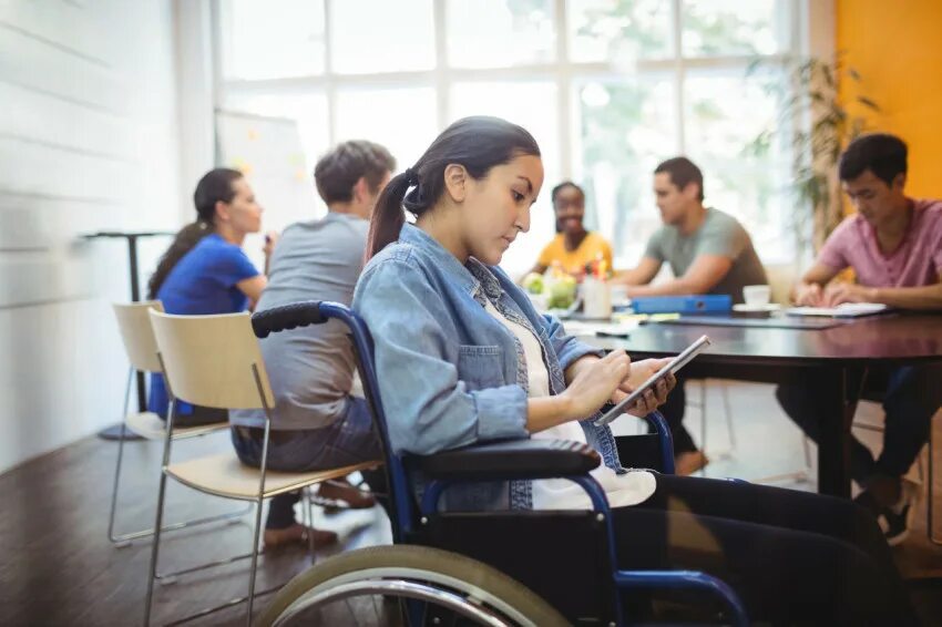 Высшее образование инвалиды. Высшее образование для инвалидов. Инвалиды бизнес. Работодатель и инвалид. Фото офиса с людьми инвалидами.