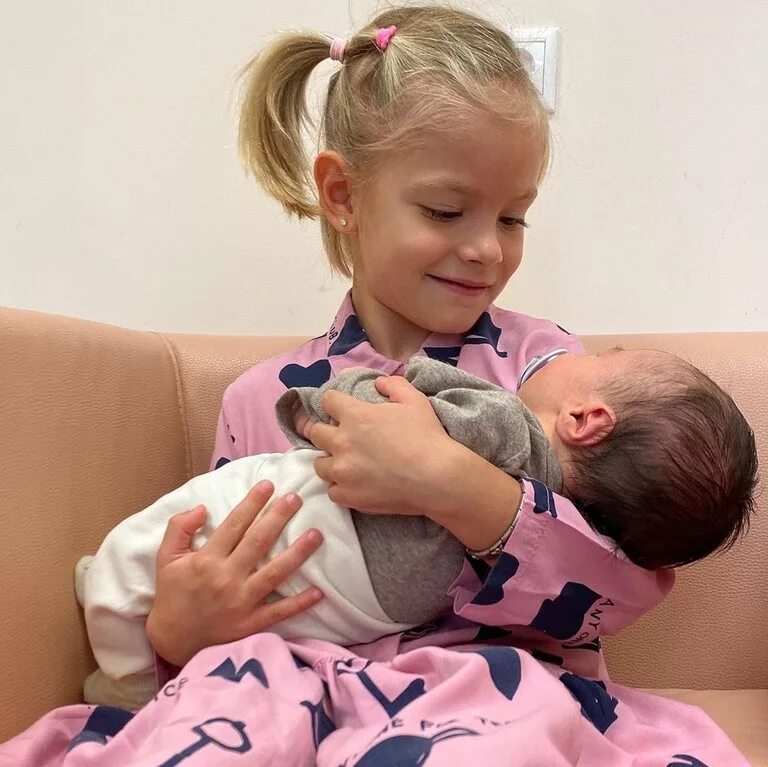 алиса родился ребенок. алиса теплякова семья. алиса родился ребенок. алиса родился ребенок. алисе 3 месяца.