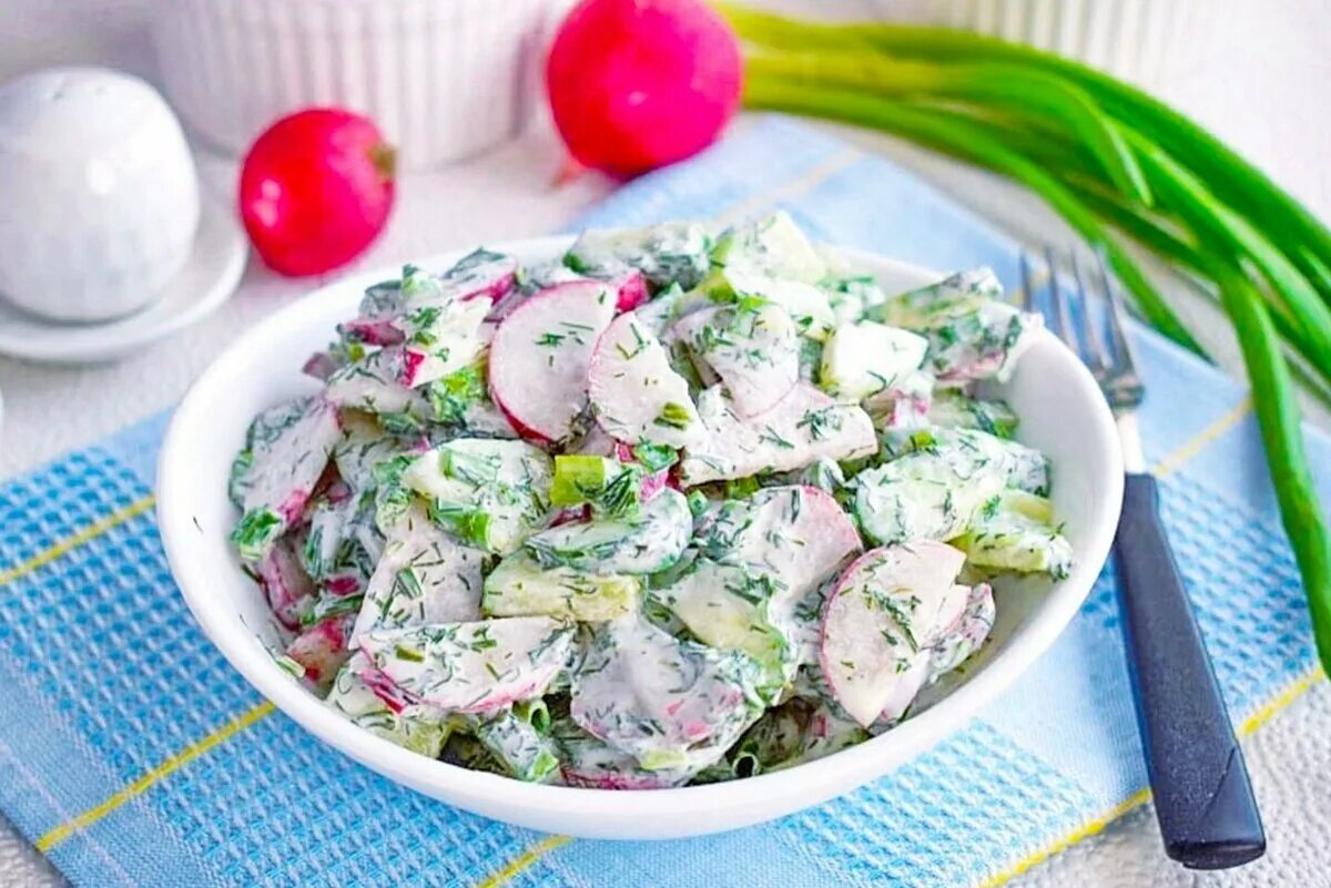 Салат из черемши. Простые салаты со сметаной. Салат редис огурец капуста. Простые салаты со сметаной. Салат со сметаной.