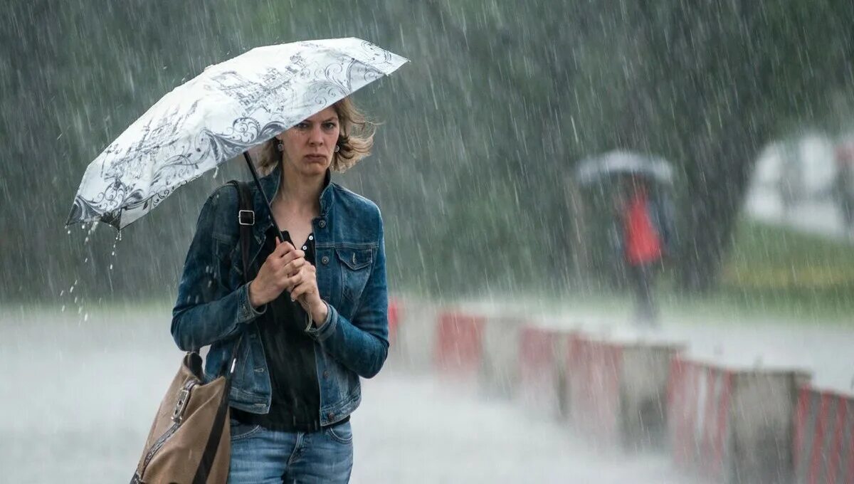 ливень. ливень. погода дожди сильные. сильный дождь. ливень в москве.