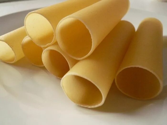 большие макароны каннеллони. трубочки пластиковые коктейльные. коктейльные трубочки. трубочка большие для bubble tea. макароны каннеллони.