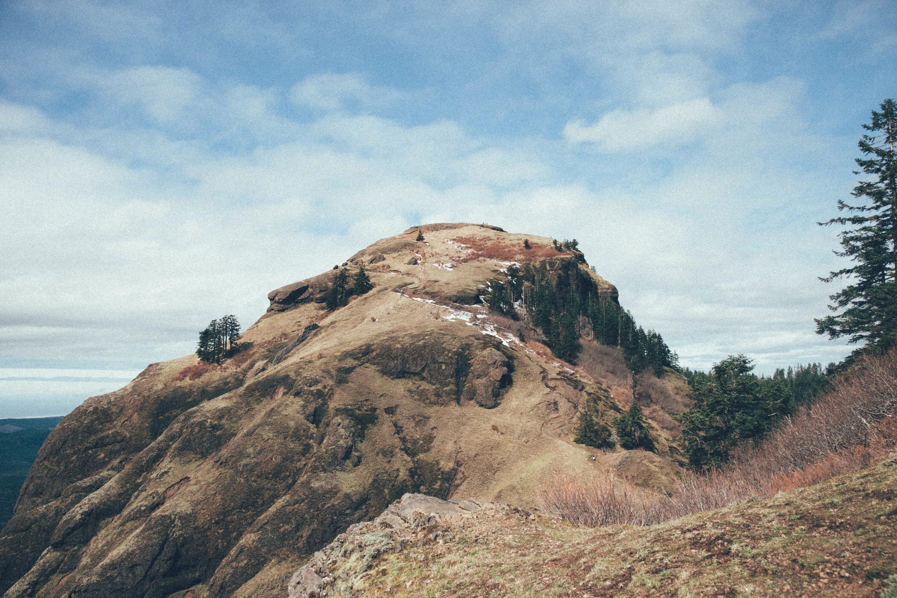 Книга маленькая гора. Утес Ишутинская гора. Шахты «каменные холмы. Каменный пригорок. Холм с камнями.