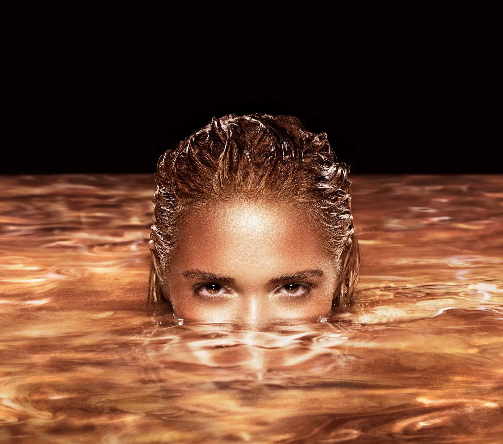 лица в темной воде. маски иллюзия превращений. фотосессия в воде. лица в темной воде. георгий чернядьев фотограф монохром.