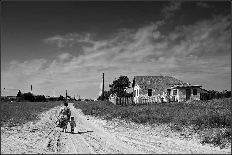 Деревня белая. Деревня черно белая. Ретро деревня. Деревня в черно белом цвете. Старая деревенская дорога.