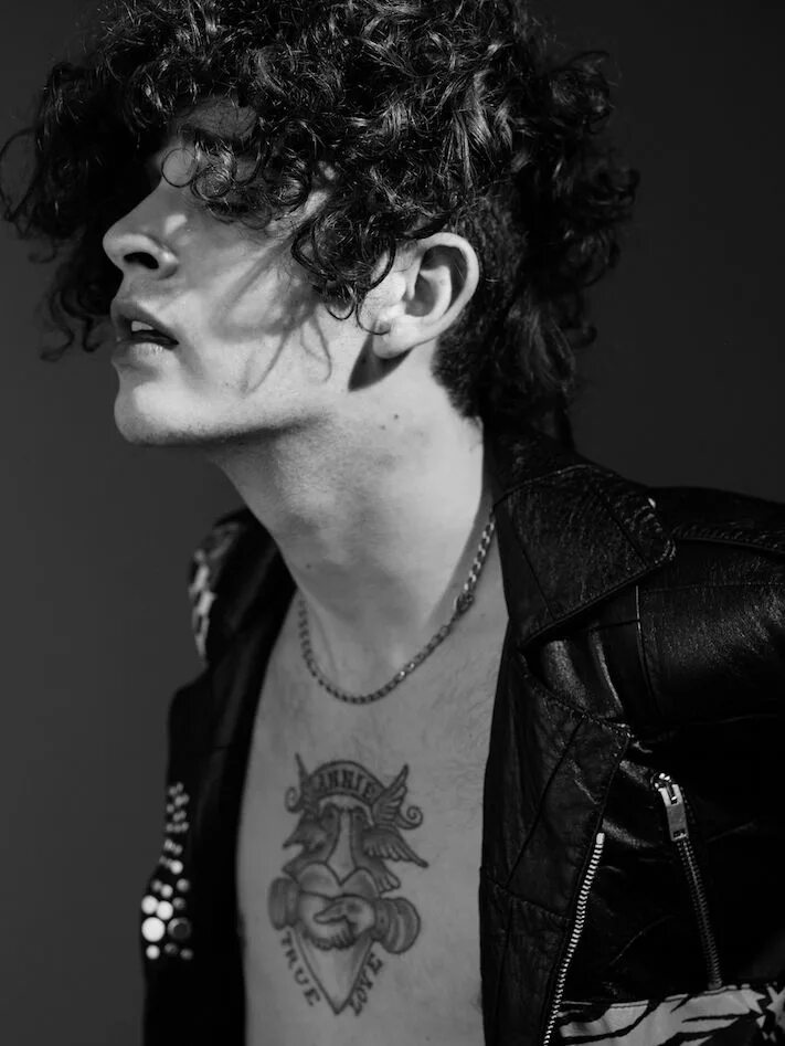 Имя хили. Мэтти хили. the 1975 солист. matthew healy 2025. matthew healy 2013.