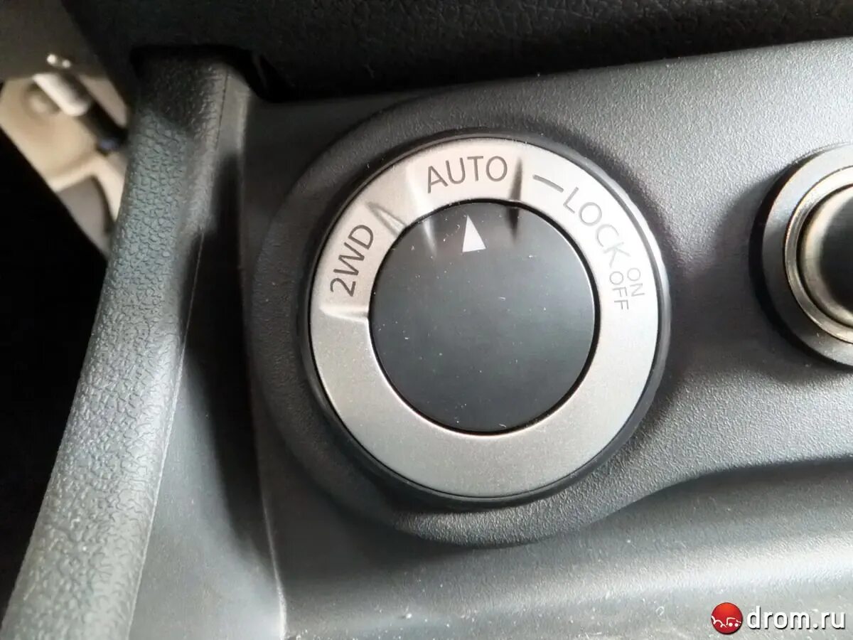 Рено дастер как включить полный. Дастер 2wd 4wd переключатель. duster шайба переключений привода. шайба переключения привода дастер. переключатель 4 вд дастер.