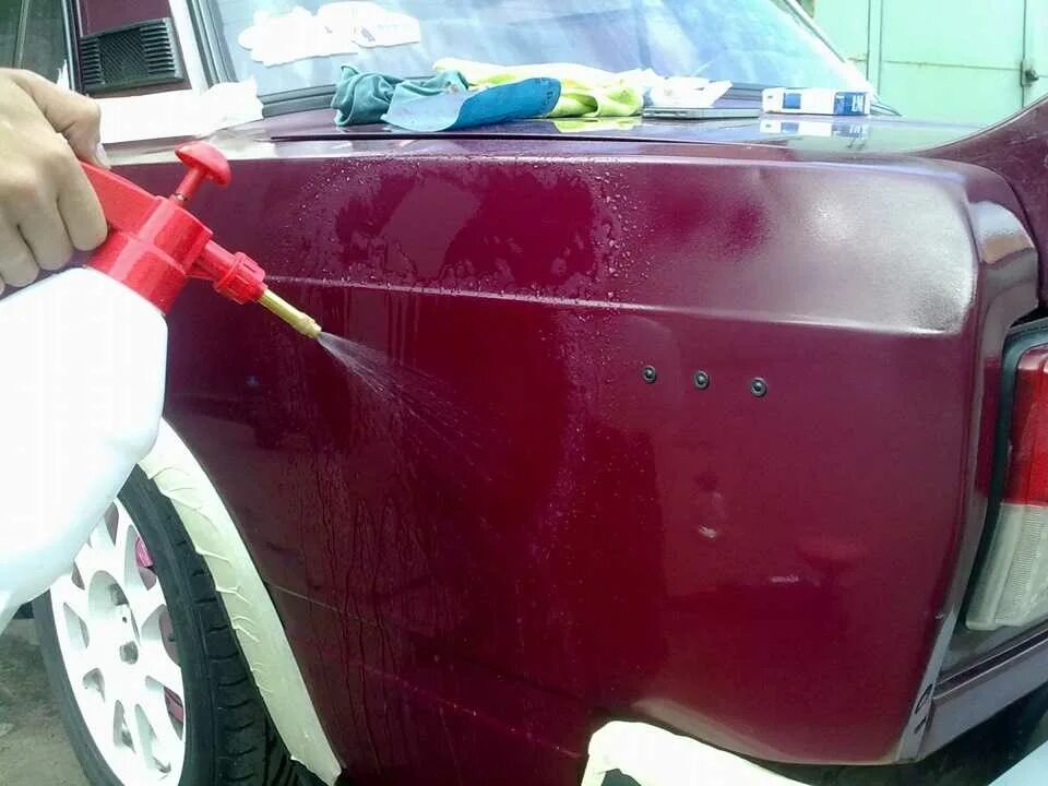 Как правильно покрасить из баллончика. Покрасили машину из баллончика. машина покрашенная баллончиком. лак из баллончика на авто. шлифование краски с авто.