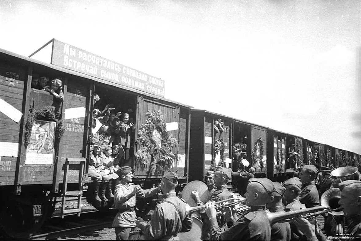 Данного им возвращаются домой. Возвращение солдат с фронта домой 1945. Победа в Великой Отечественной войне на поезде. Великая Отечественная поезд Победы. Эшелон Победы 1945.