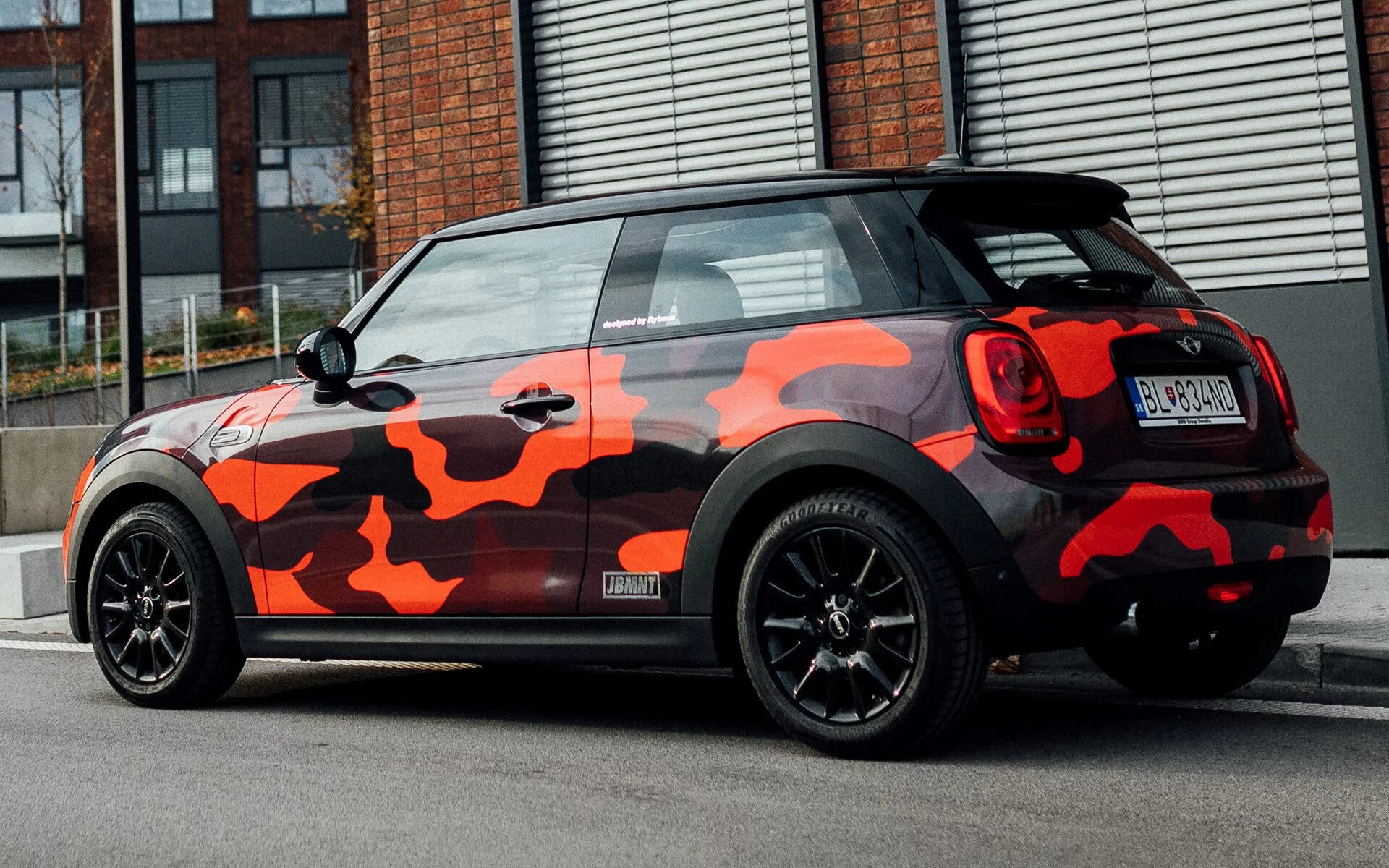 Мини купер дубровский. Mini Cooper Camo. Мини Купер Кантримен камуфляж. Mini Cooper JCW хаки. Мини Купер р56 камуфляж.