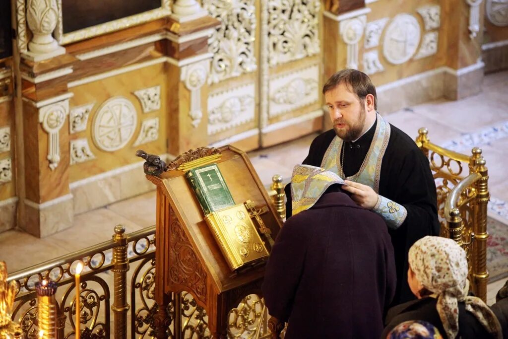 Как исповедаться в церкви. Батюшка на исповеди. священник на исповеди. покаяние в церкви. таинство покаяния.
