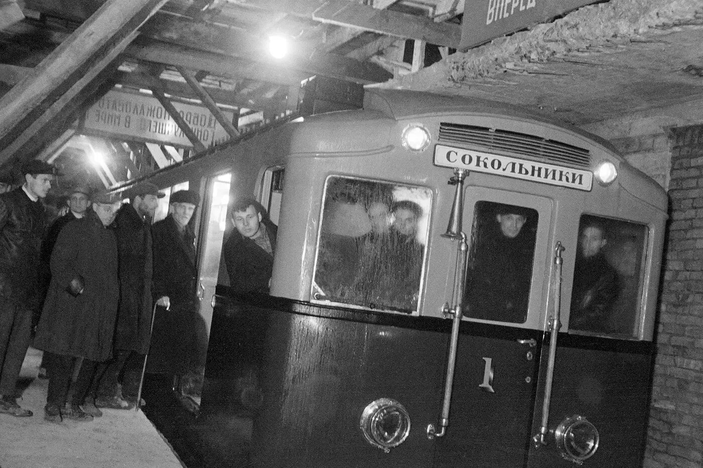 Первый поезд комсомольская. 1935 — пущен первый испытательный поезд московского метрополитена.. первая линия московского метро 1935. открытие московского метрополитена 1935. первая станция московского метрополитена 1935.