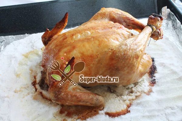 Кухня наизнанку курица в духовке на соли. Уст курицу на ходу фото. Курица с морковкой в духовке. Курица фаршированная илья лазерсон. Курица в духовке с лавровым листом фото.