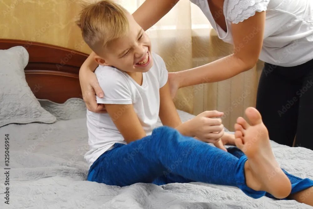 Foot feet boy tickle. Щекотка детей. Щекотка пяток детей. Мама щекочет детей. Пятки мальчиков.