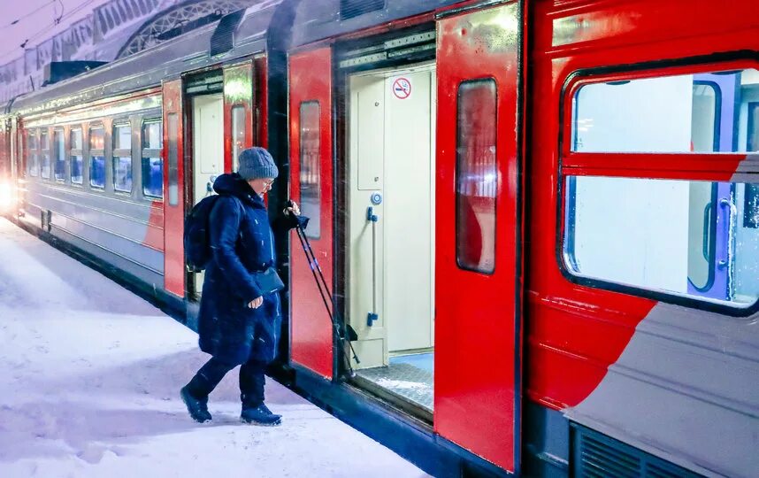 Тактовое движение электричек. Новые поезда СПБ. Новые поезда метро в Питере. Поток пассажиров.