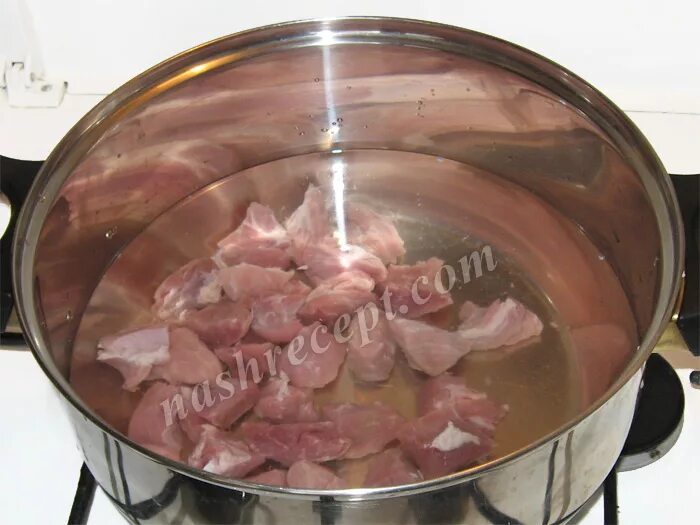 Мясо кипит. Нарезанное мясо в кастрюле. Разрезанная кастрюля. Сколько варить мясо маленькими кусочками. Как быстро вскипятить мясо.