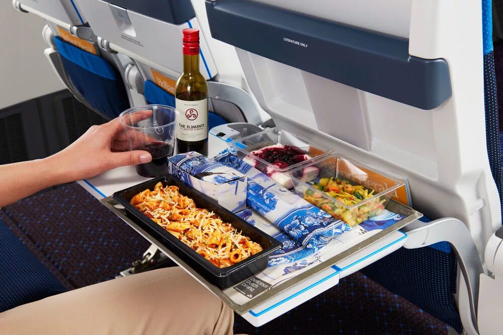 Можно еду на борт самолета. Перекус в самолет. Еда в самолете. Тележка с едой в самолете. Обед в самолете.