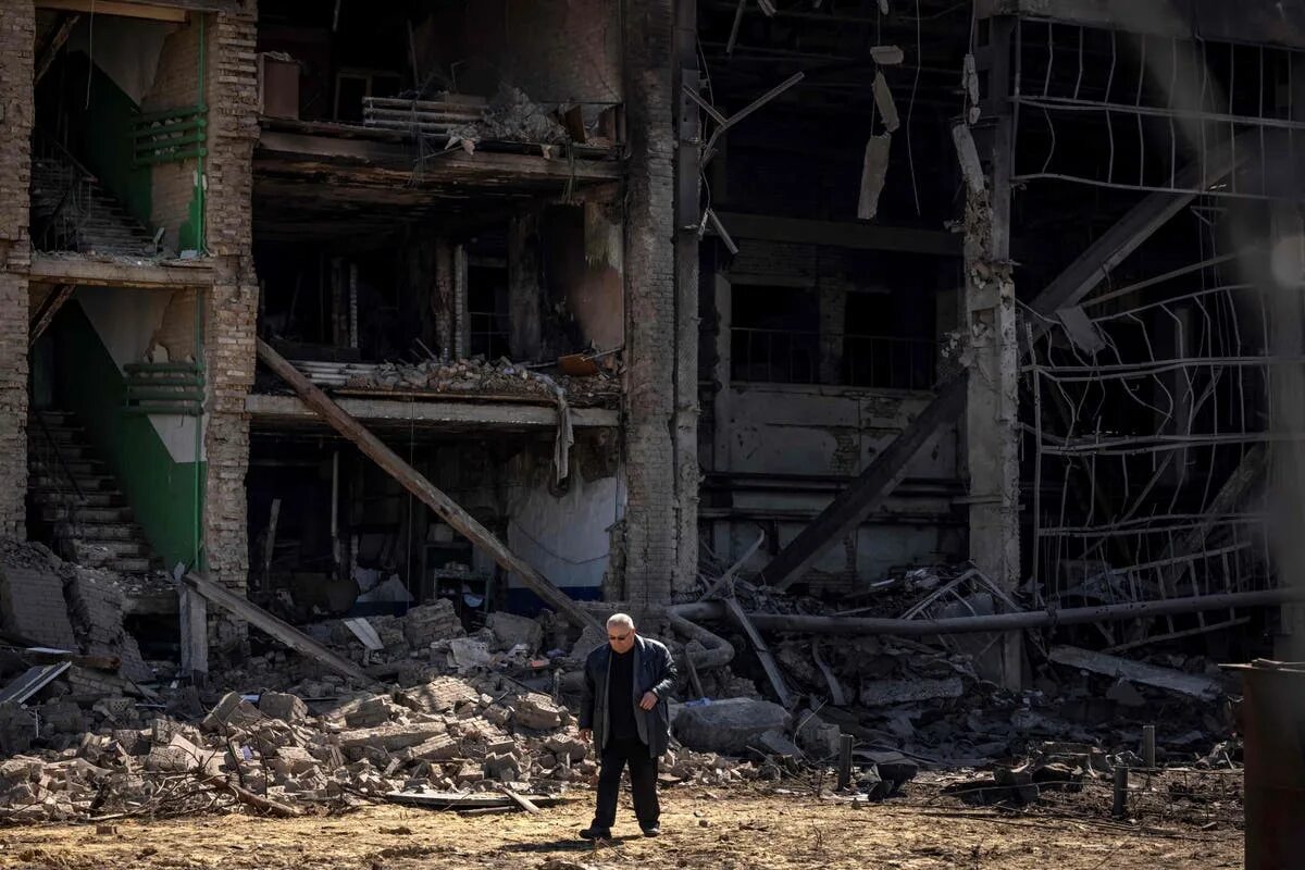 Россия разрушает украину. Завод в Киеве разбомбили. Взрыв здания. Город после пожара. Заводы Украины разрушенные.