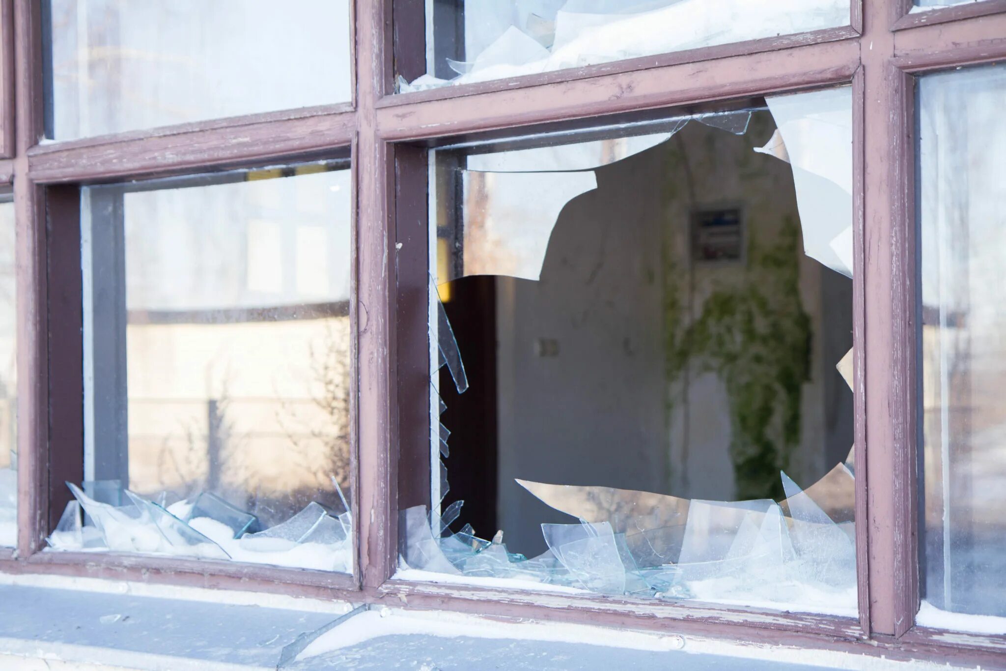 Разбитое окно. Разбитые окна. Разбитые стеклопакеты. Разбитое стекло в окне.