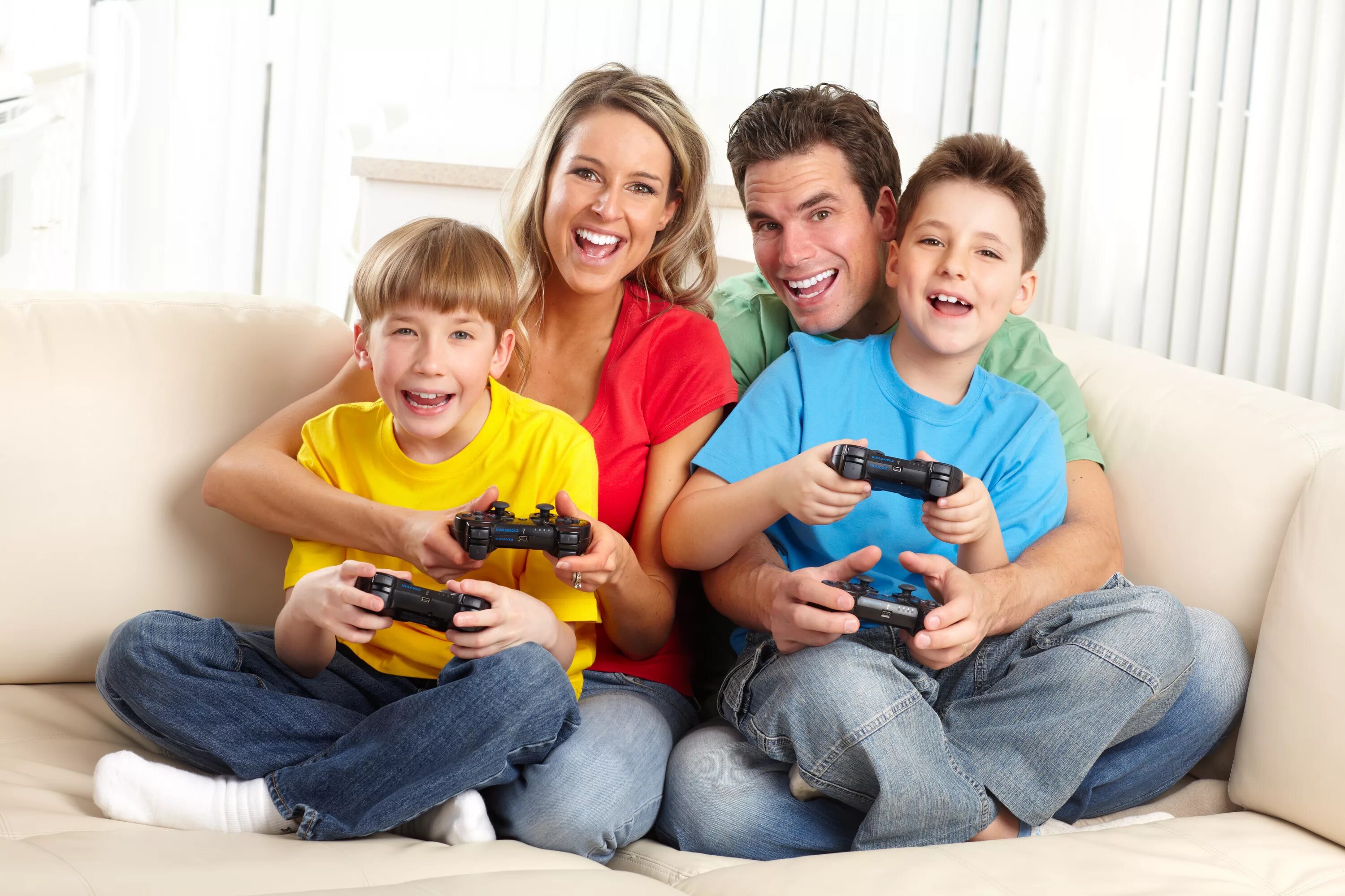 Семья видео. Дети играющие в Видеоигры. Семья играет в компьютерные игры. Дети играющие в приставку. Семья PLAYSTATION.